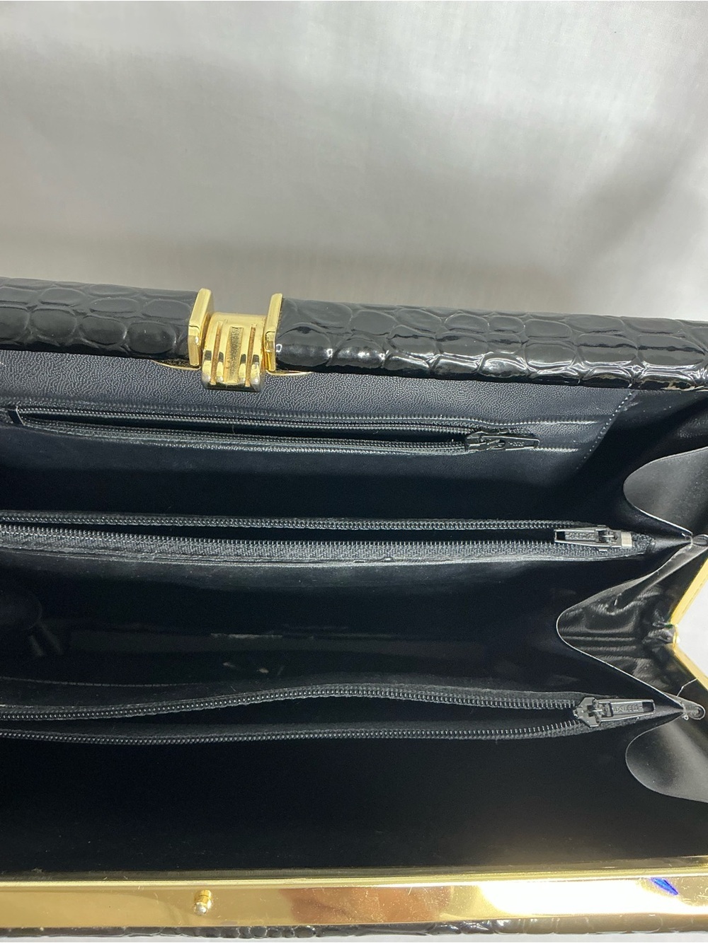 2024 - Classic Black Croc-Embossed Structured Shoulder Bag. - Picture 6 of 10